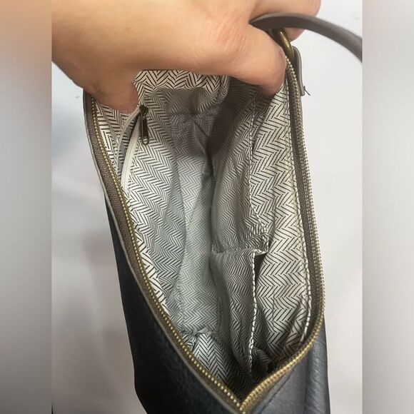 Elegant Black Crossbody Bag - Picture 6 of 10